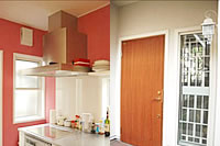 キッチンはトーヨーキッチン製。ピンクの壁がステキです（写真左）。ベルギー大使館の飾り格子を加工して制作（写真右）